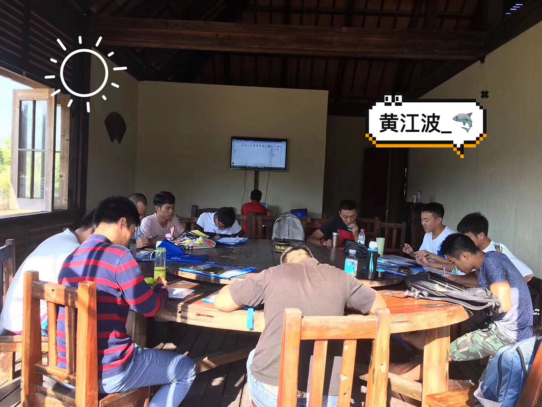 除了俯瞰大地的飛翔，還有潛入海底的翱翔。